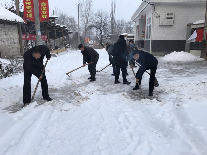 横涧乡代家村海关总署驻村第一书记方宇、县档案局、县编办驻村工作队在村清扫积雪.jpg