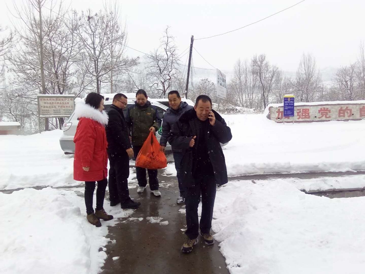 县农牧局领导冒雪看望驻村工作队，并送去生活物资.jpg