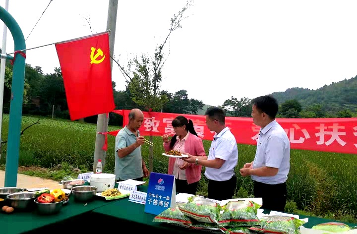 图右1是周丽锋.jpg